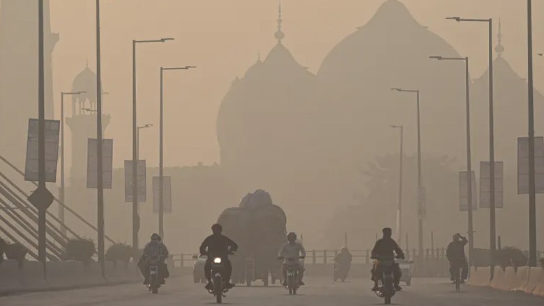 Lahoris advised to stay indoors as smog intensifies
