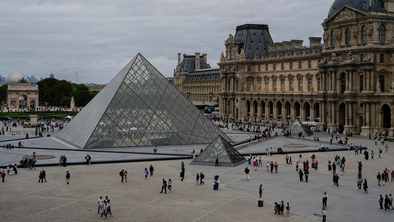 Paris' Louvre Museum closed after robbers steal jewellery