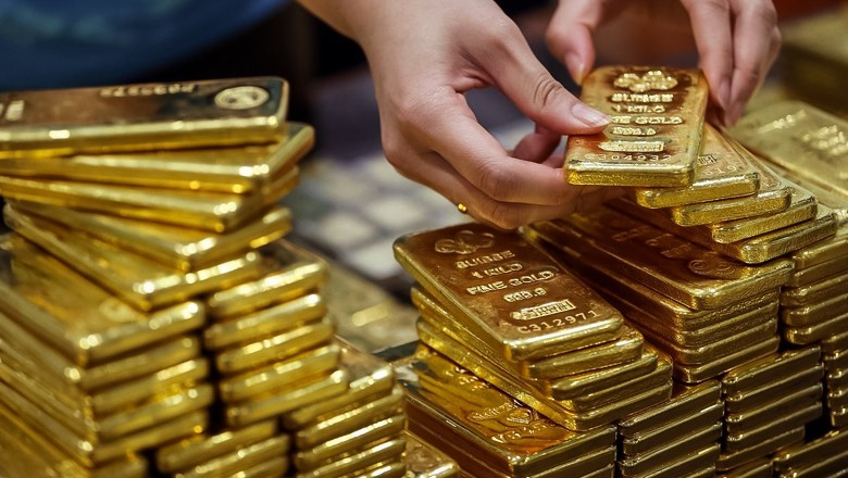 Gold prices drop by Rs1,400 per tola in local market