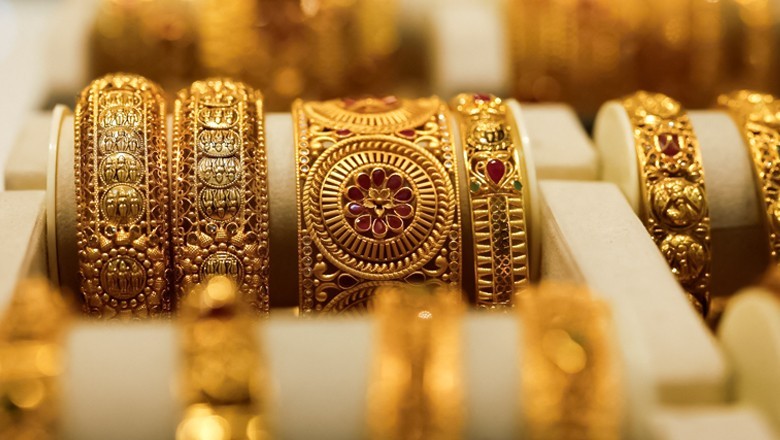 Gold declines by Rs3,500 per tola as global rates weaken