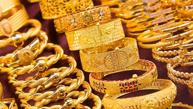 Gold falls Rs2,000 per tola in Pakistan for fifth consecutive day