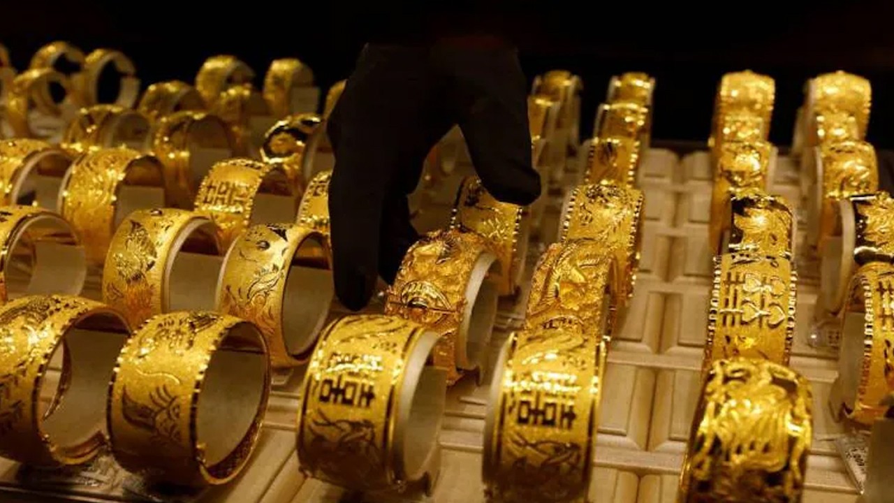 Gold prices drop sharply in Pakistan as global rates decline