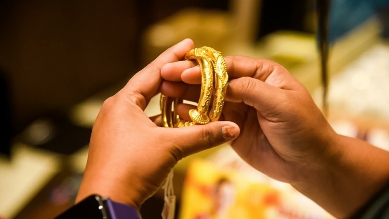 Gold prices fall by Rs3,500 per tola in Pakistan