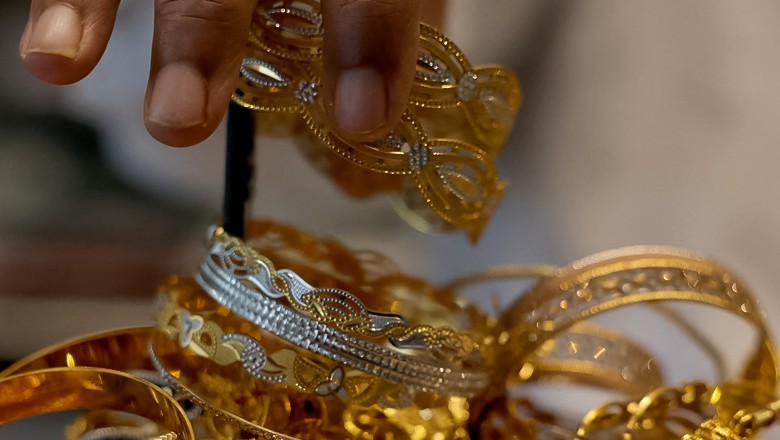 Gold hits Rs435,762 per tola as prices climb for second day