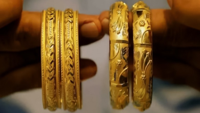 Gold price soars by Rs7,700 per tola as global market rallies