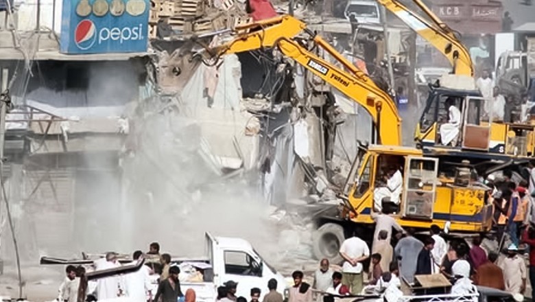 Anti-encroachment drive clears way for Karachi’s first ambulance lane