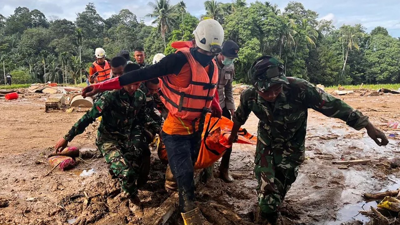 Floods in Indonesia, Sri Lanka, and Thailand leave over 1,100 dead
