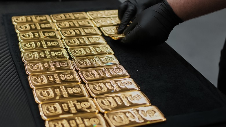 Gold prices surge by Rs2700 per tola